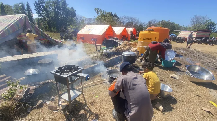 Dapur Umum Belum Tersedia, Pengungsi Reok Masih Andalkan Dapur Darurat