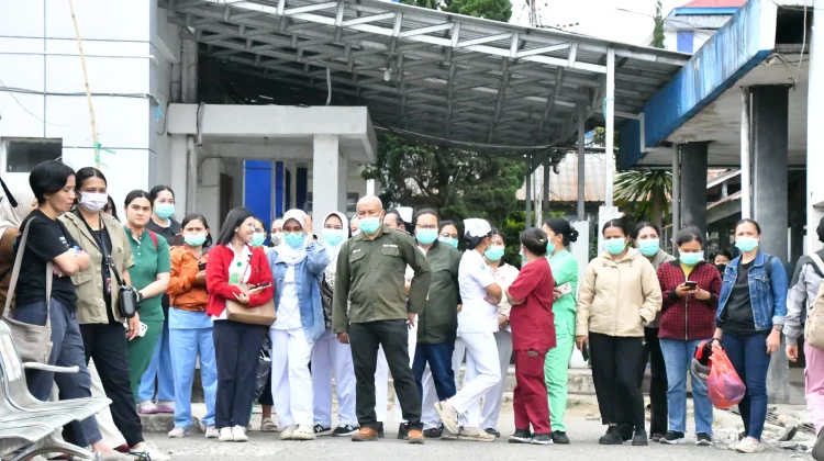 Di Tengah Gempa, Nakes RSUD Ruteng Tetap Bertahan Merawat Pasien