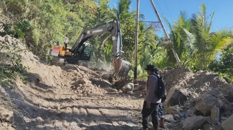 Jalan Rokirole–Nitunglea Dibersihkan Pascagempa
