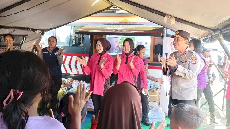 Kapolda NTT Datangi Pengungsi Gempa di Gelora Samador