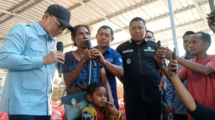 Menko Pangan Serahkan Bantuan untuk Korban Gempa Sikka