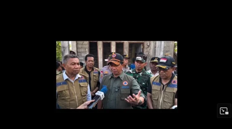 Kepala BNPB Bawa Bantuan dan Bagi Penyintas Gempa di Desa Peozaka Ramba Ende