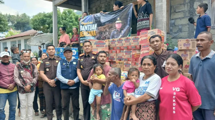 Kejari Ende Salurkan Bantuan bagi Pengungsi Mandiri di Desa Wolotopo