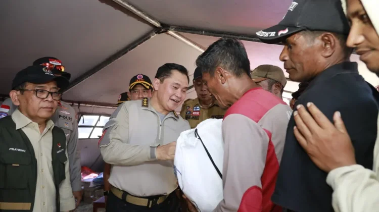 Wakapolda NTT Dampingi Astamaops Kapolri Tinjau Posko Pengungsi Gempa di Reo