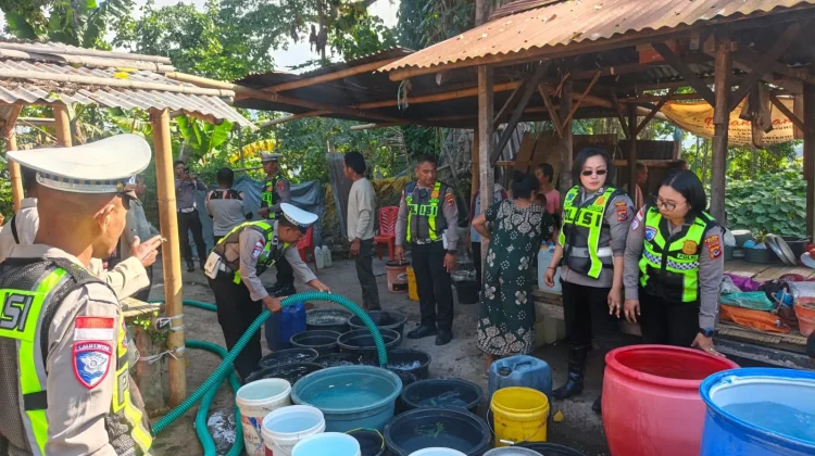 Satlantas Polres Ende Salurkan 10.000 Liter Air Bersih bagi Korban Gempa