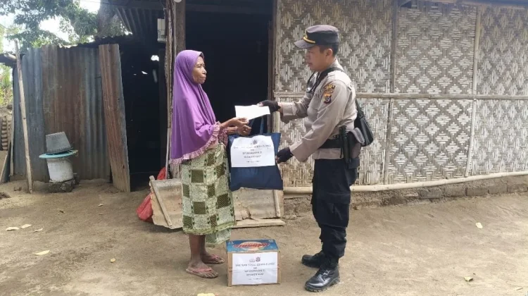 Kapolsek Ende Gunakan Sepeda Motor Bantu Warga Terdampak Gempa