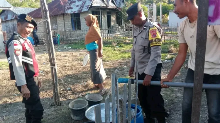 Polsek Riung Salurkan 5.000 Liter Air bagi Warga Terdampak Gempa