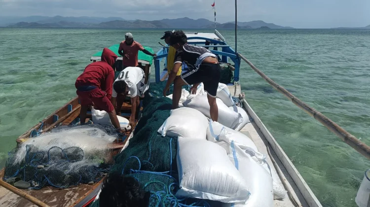 Imigrasi Labuan Bajo Bantu Distribusi Bantuan Gempa ke Pulau Longos