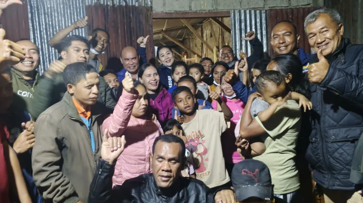Viktor dan Julie Laiskodat Bantu Kaum Disabilitas Terdampak Gempa di Manggarai