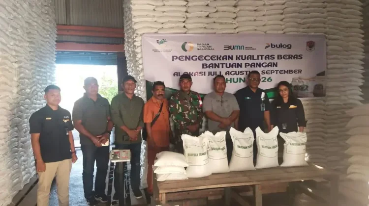 Babinsa Lembata Pantau Kualitas Beras Bantuan Sebelum Disalurkan ke Warga