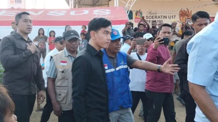 Wapres Gibran Tinjau Pengungsian Gempa Sikka Langsung