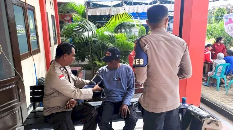 Sie Dokkes Polres Flotim Bantu Layanan Kesehatan Korban Gempa di Nagekeo