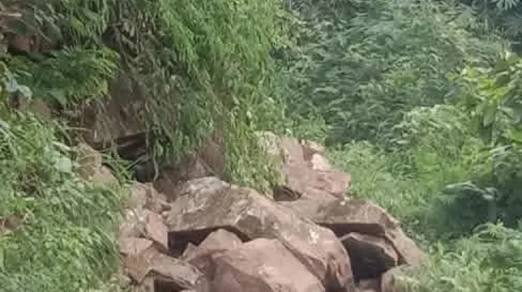 Jalan Kabupaten Ntaur–Ruteng dan Borong Tertutup Longsor Pasca-Gempa M 7,7