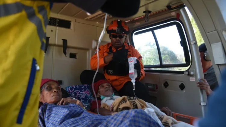 Basarnas Evakuasi Dua Korban Kritis Gempa M7,7 di Manggarai Timur