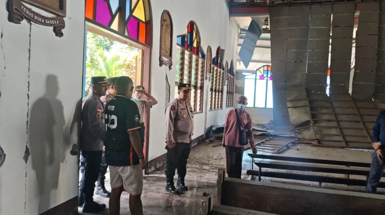 Polda NTT dan Polres Ende Bersihkan Rumah Ibadah Pascagempa Flores