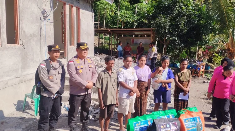 Polres Ende Salurkan Bansos Kapolda NTT bagi Warga Terdampak Gempa