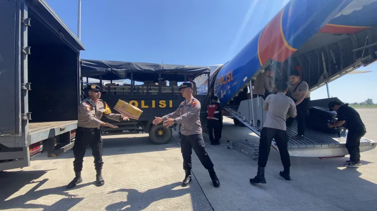 Pesawat CN-295 Polri Bawa Bantuan Logistik untuk Korban Gempa NTT Tiba Labuan Bajo