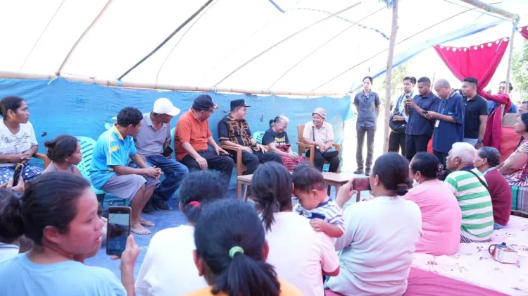 Berkantor di Flores, Gubernur Melki Bawa Bantuan untuk Pengungsi Waelengga