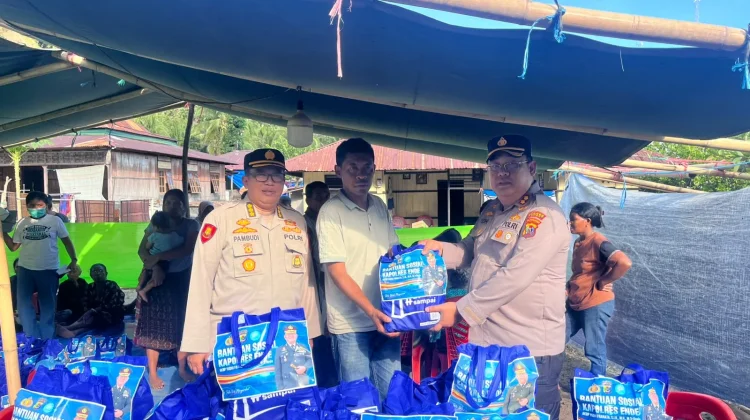 Polres Ende Salurkan Bansos dan Pengobatan Gratis di Desa Ngalupolo