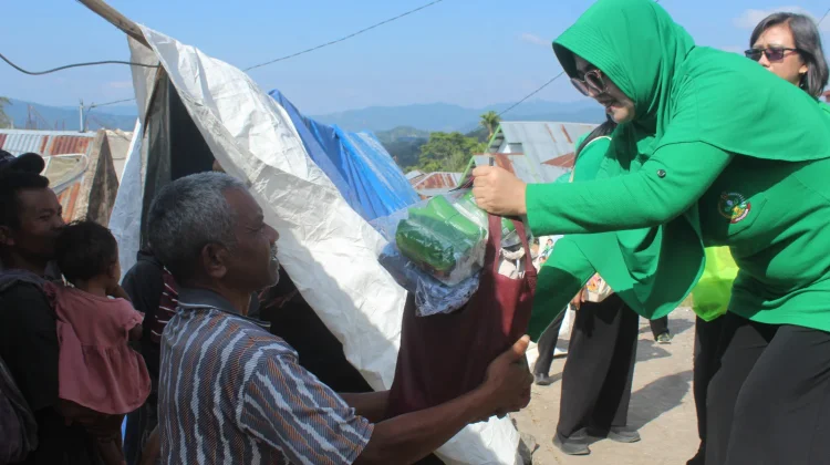 Persit Hadir di Tengah Warga Terdampak Gempa, Bagikan Sembako di Manggarai