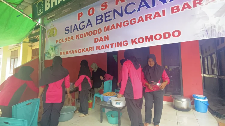 Bhayangkari Polsek Komodo Siapkan 300 Kotak Nasi untuk Warga Terdampak Gempa