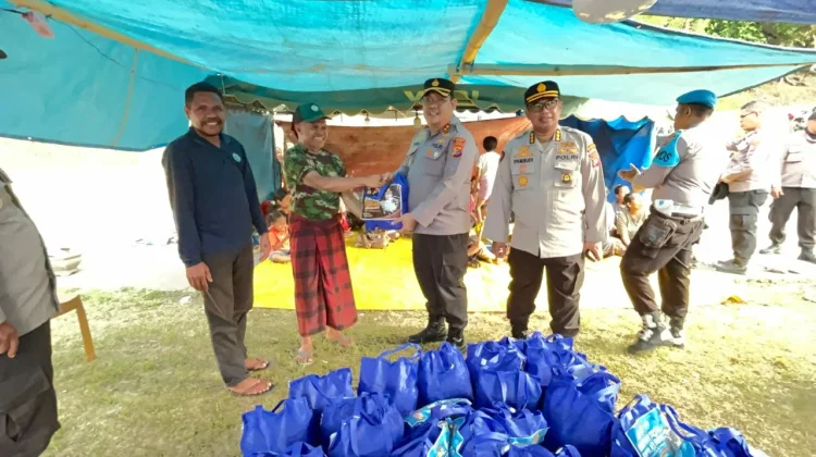 Polri Salurkan Bansos dan Cek Rumah Ibadah Rusak di Desa Saga