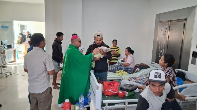 Ditengah Luka Gempa, Uskup Labuan Bajo Hadir Serukan Solidaritas Kemanusiaan