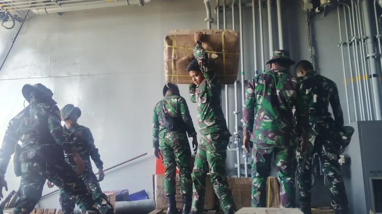 Kapal Rumah Sakit TNI AD Siaga di Pelabuhan Reo,Bawa 6.047 Bantuan
