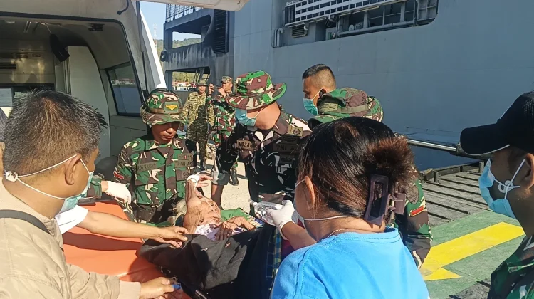 Kapal ADRI - XC II BM Salurkan Bantuan dan Layanan Medis, Warga Reo Apresiasi TNI AD