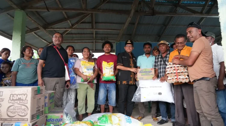 Gubernur Melki Bawa Langsung Bantuan ke Tiga Titik di Riung