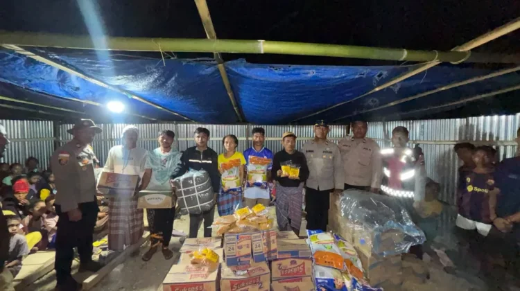 Polisi Tembus Medan Terjal, Salurkan Bantuan ke Warga Pelosok Timur