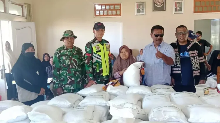 Bulog Salurkan 6,9 Ton Beras untuk 231 KK di Desa Terong Flores Timur