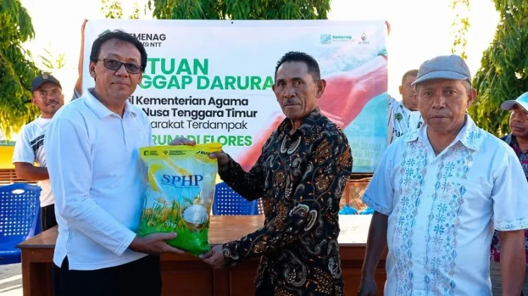 Kakanwil Kemenag NTT Salurkan Bantuan dan Tinjau Madrasah Terdampak Gempa