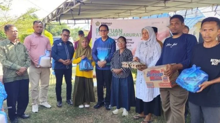 Kemenag NTT Salurkan 65 Paket Sembako untuk ASN Terdampak Gempa di Nagekeo