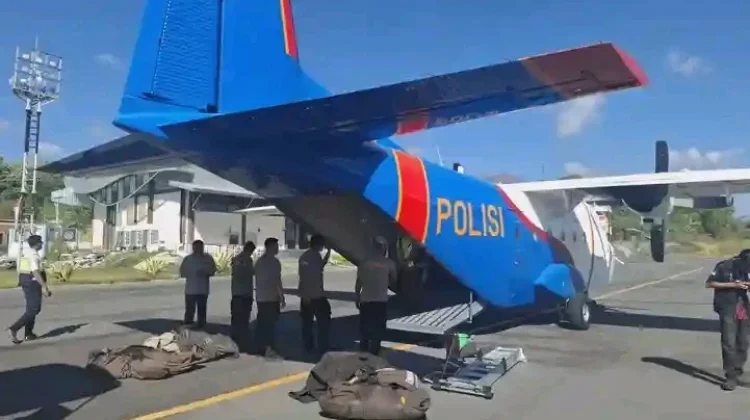 Pesawat Polri Antar Tenda Brimob Bagi Korban Gempa