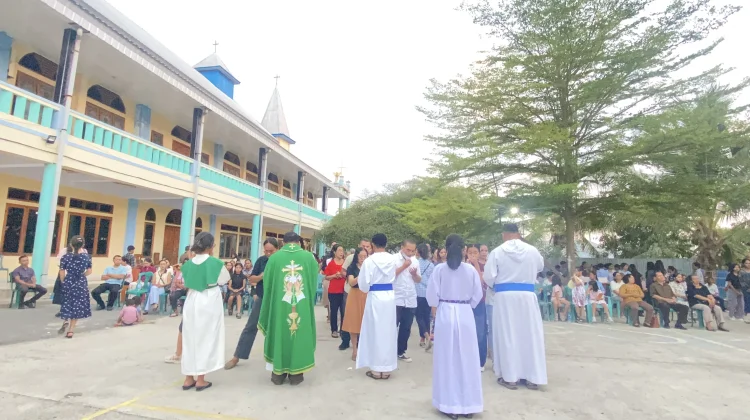 Antisipasi Gempa, Gereja Paroki di Labuan Bajo Gelar Misa di Luar Gedung
