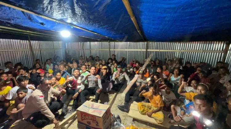 Polisi Tempuh 10 Jam, Salurkan Bantuan ke Warga di Pelosok Manggarai Timur