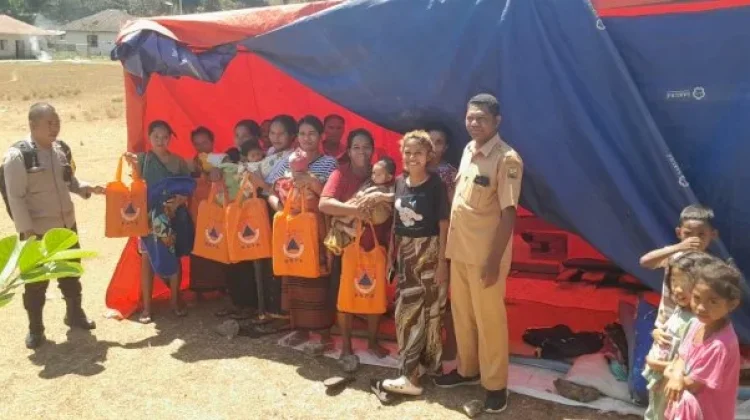 Bhabinkamtibmas Kawal Bantuan BNPB untuk Warga Terdampak Gempa di Rahong Utara