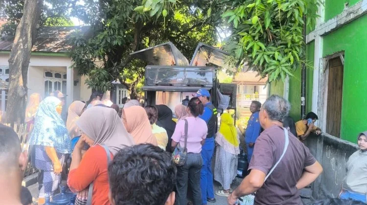 Polairud Polres Manggarai Salurkan Air Bersih untuk Warga Terdampak Gempa