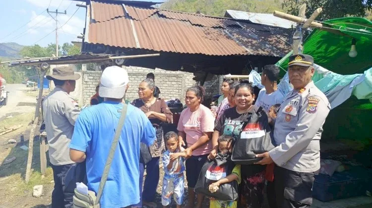 Polres Manggarai Salurkan Bantuan untuk 40 KK Penyintas Gempa di Desa Salama Reok