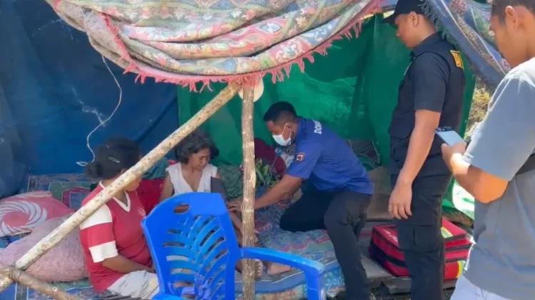 Home Visit Polres Manggarai Jangkau Lansia Korban Gempa