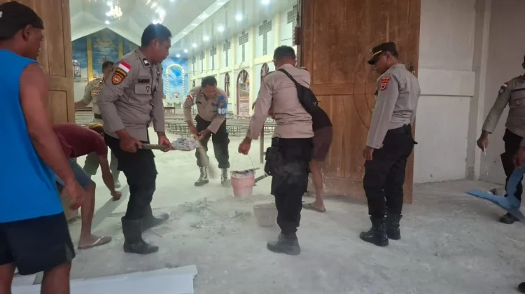 Polsek Wewaria Bersihkan Reruntuhan Gereja Paroki Emanuel Welamosa