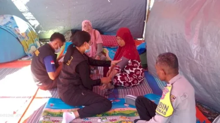 Polres Sikka Layani Kesehatan Pengungsi Pascagempa