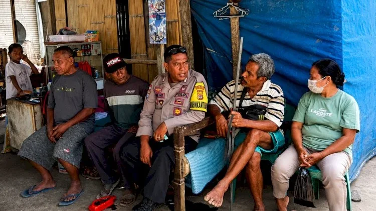 Sambangi Warga Boru, Polisi Sampaikan Pesan Kamtibmas