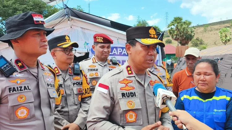 Kapolda NTT Sambangi Bayi yang Lahir saat Bencana Gempa Bumi di RSUD Aeramo