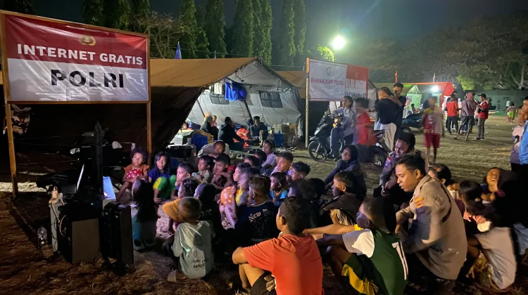 Nonton Bareng, Polres Nagekeo Bantu Anak Pengungsi Pulihkan Trauma