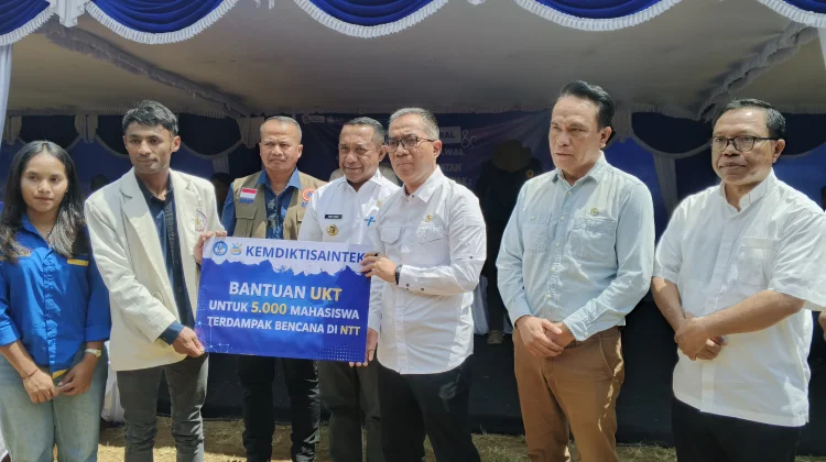 Kunjungi Manggarai, Mendikti Gratiskan UKT Satu Semester bagi 5.000 Mahasiswa NTT