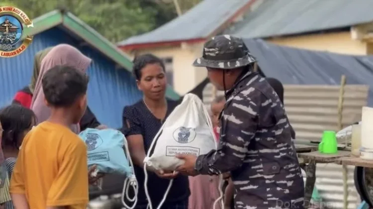 Prajurit Lanal Labuan Bajo Tempuh Medan Ekstrem Bantu Warga Kampung Nara