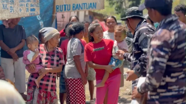 Akses Terbatas Tak Halangi Prajurit Lanal Labuan Bajo Salurkan Bantuan Gempa