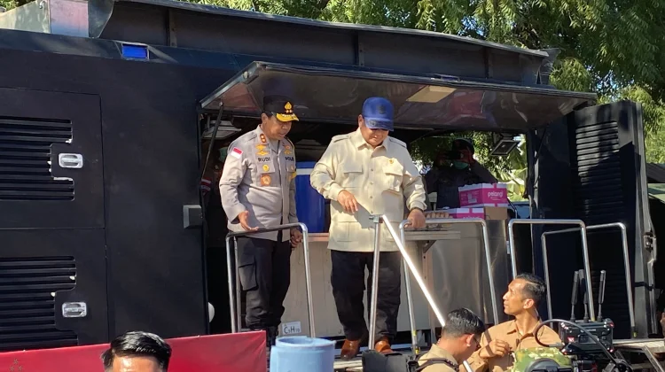 Kunjungi Nagekeo, Presiden Prabowo Cek Dapur Lapangan dan Water Treatment Polri